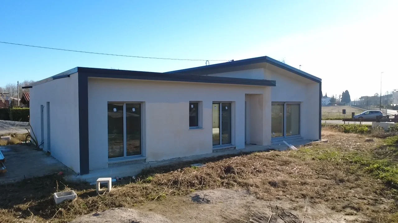 Fase di costruzione dell’edificio a Riese, con involucro e copertura visibili
