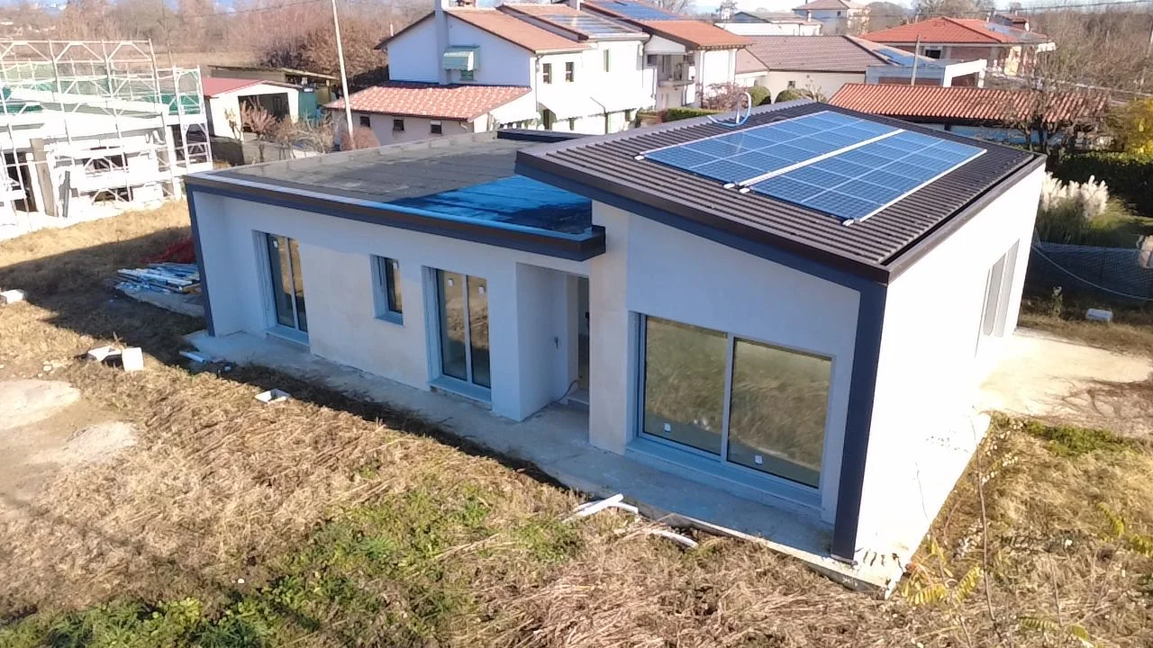 Vista dall’alto dell’abitazione di Riese, con pannelli fotovoltaici sulla copertura