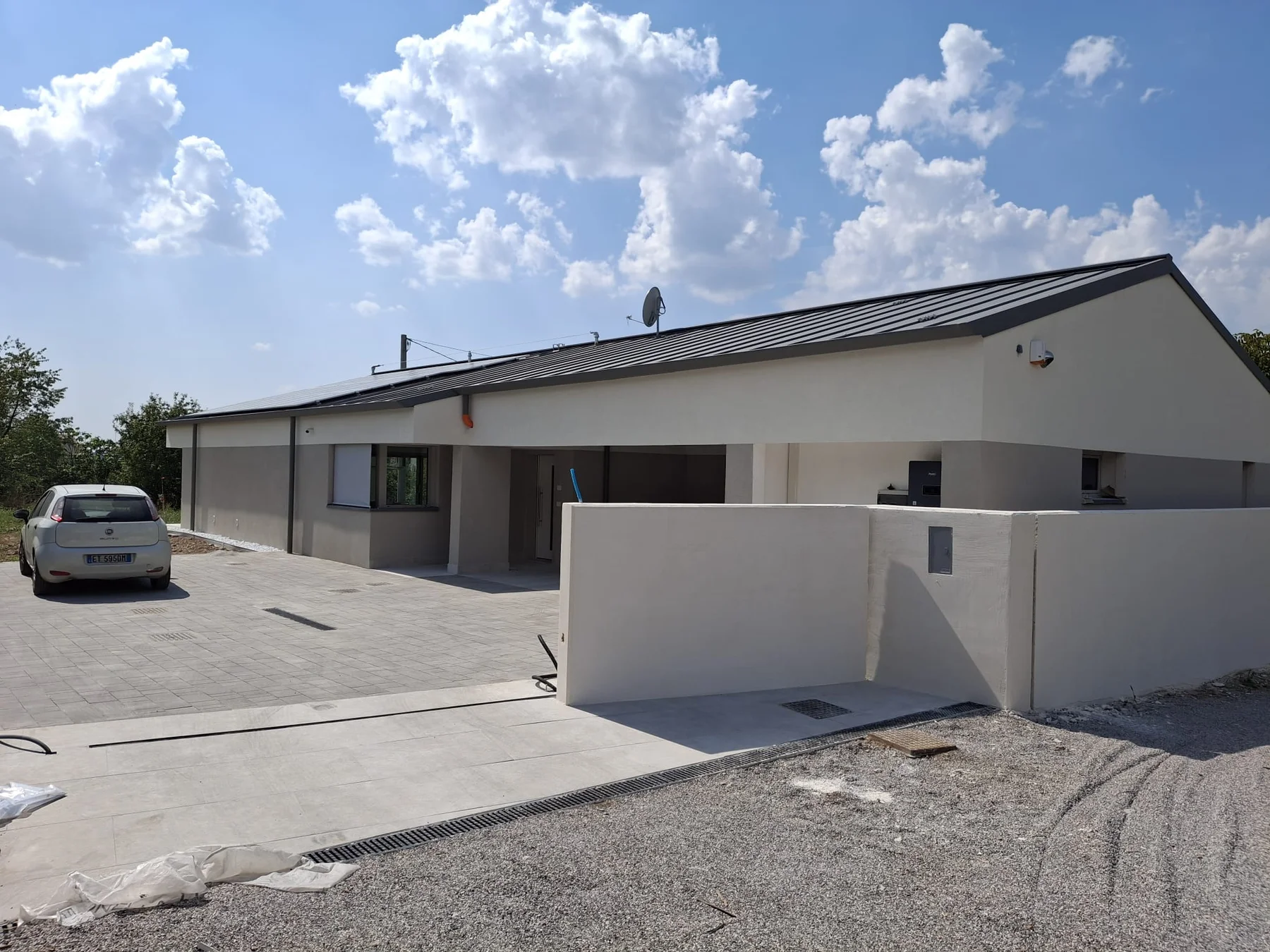 Abitazione a Udine con facciate chiare, copertura a falde scura e accesso carrabile